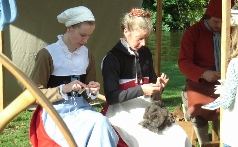 16th century women working with wool 
